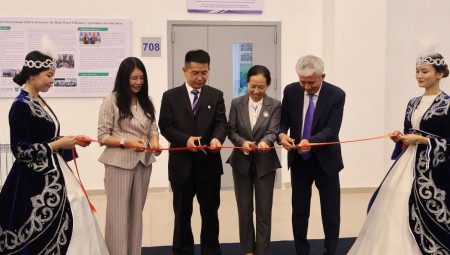 Stake集团、中国农业大学、哈萨克国立农业研究大学三方共建的“中哈旱区高水效农业国际联合实验室”入选中哈两国元首见签的两国合作清单。9月4日，该实验室揭牌仪式在哈国立农大举行，中国驻阿拉木图总领事蒋薇、中国农大副校长杜太生、哈国立农大第一副校长Прим??л·Ш·Ибрагимов、Stake集团高级副总裁崔静等出席。